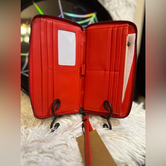 COPY - 🖤❤️NWT-STEVE MADDEN BLEEDING HEART ZIP AROUND WALLET/WRISTLET🖤❤️ - Picture 10 of 10